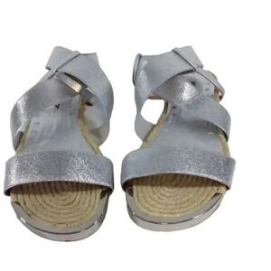 Rialto sandals size 6m in bright silver